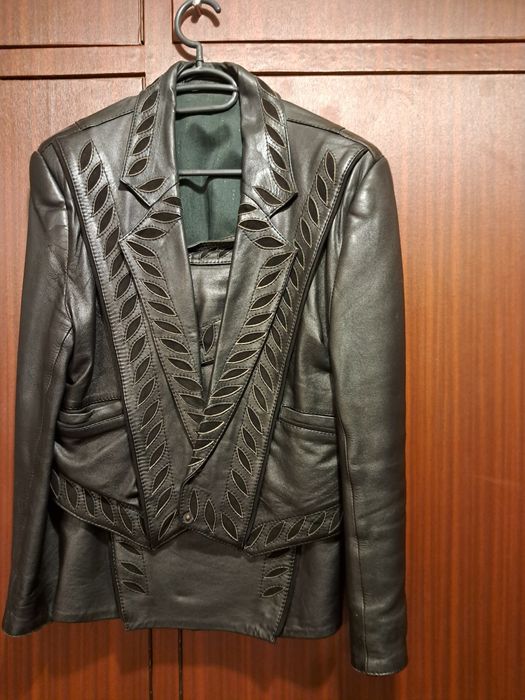 Продава дамски костюм естествена кожа