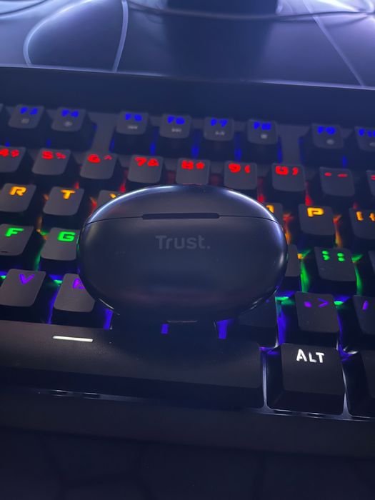 Trust слушалки запазени