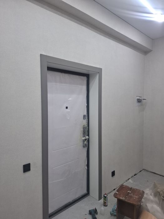 Обои , кафель , ламинат, двери.