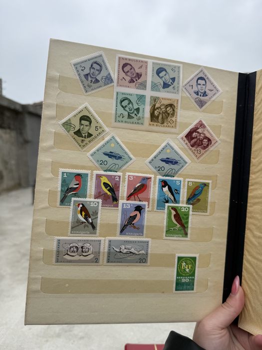 Голям класьор с различни пощенски марки