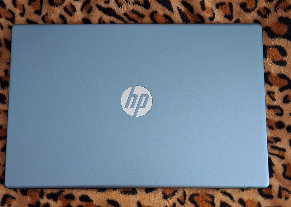 Laptop HP 15-fd | Ecran 15.6" Full HD | Procesor Intel Core | Subțire și Ușor