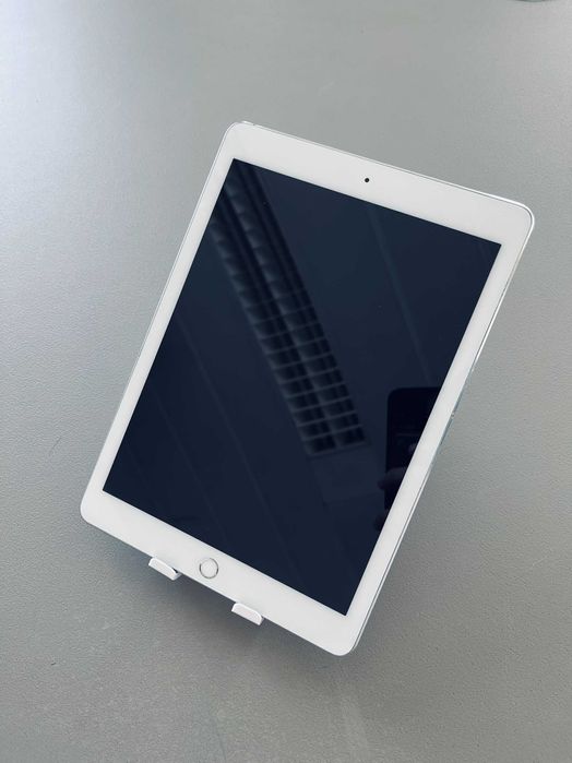 Apple iPad Pro 1Gen A1673 9.7' 128GB WiFi Silver