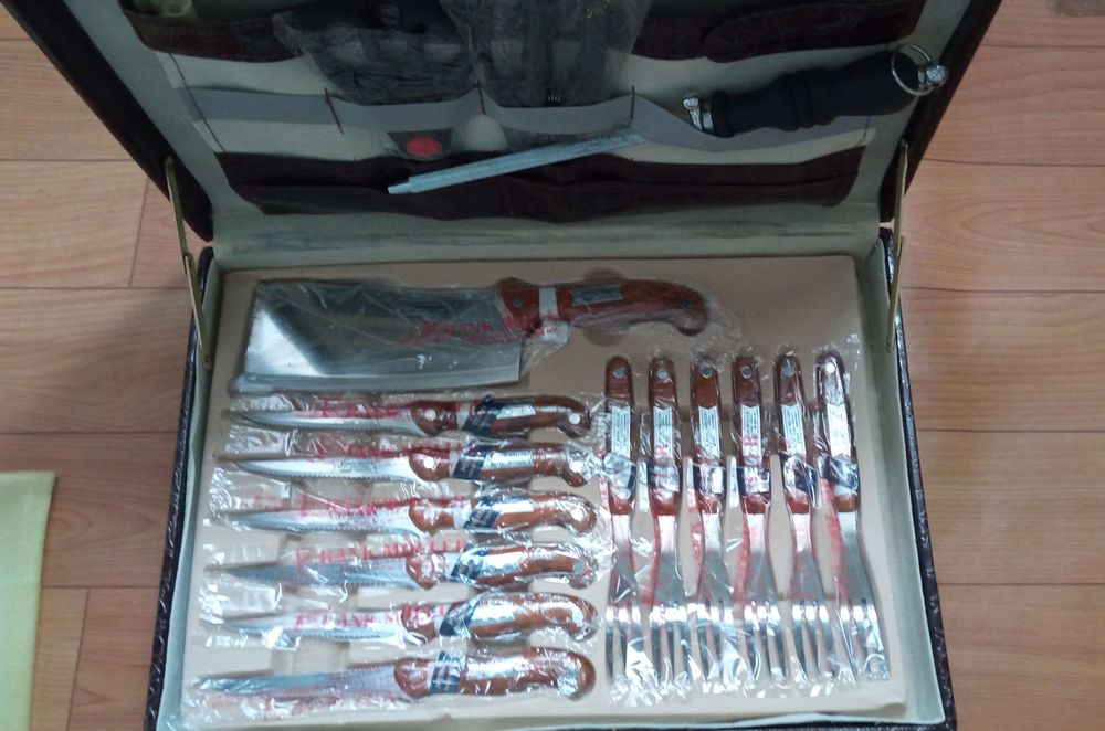Набор ножей и вилок.