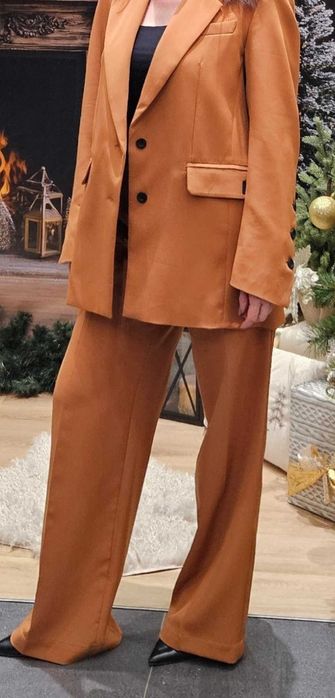 Екстравагантен сет от панталон и сако на PAUSE