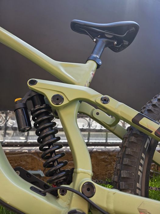 Продавам Cube 215 race DH колело.
