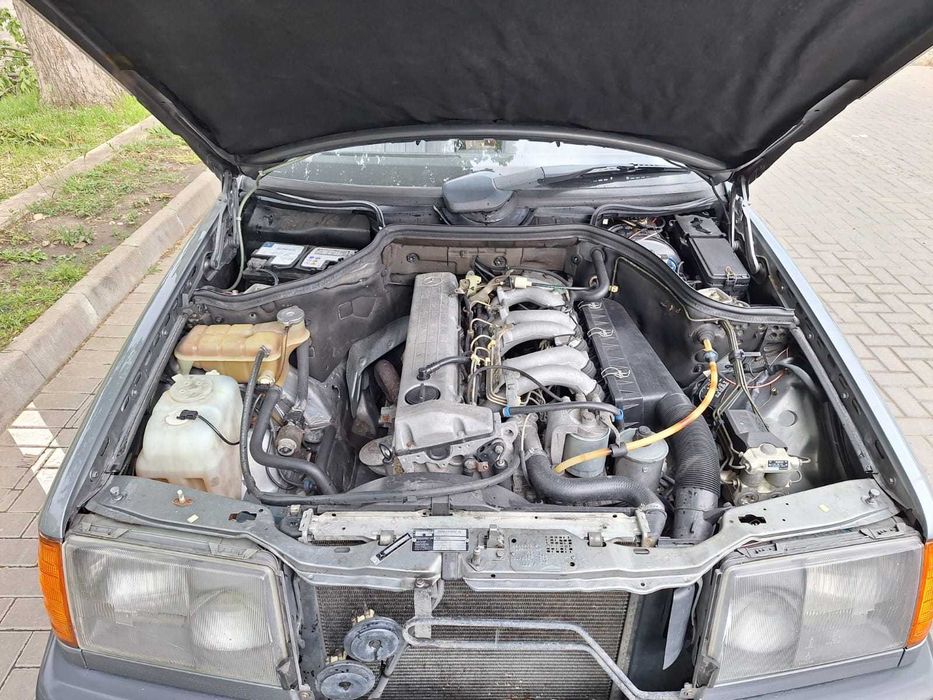 Mercedes W124 300D an 1988 manual vehicul istoric