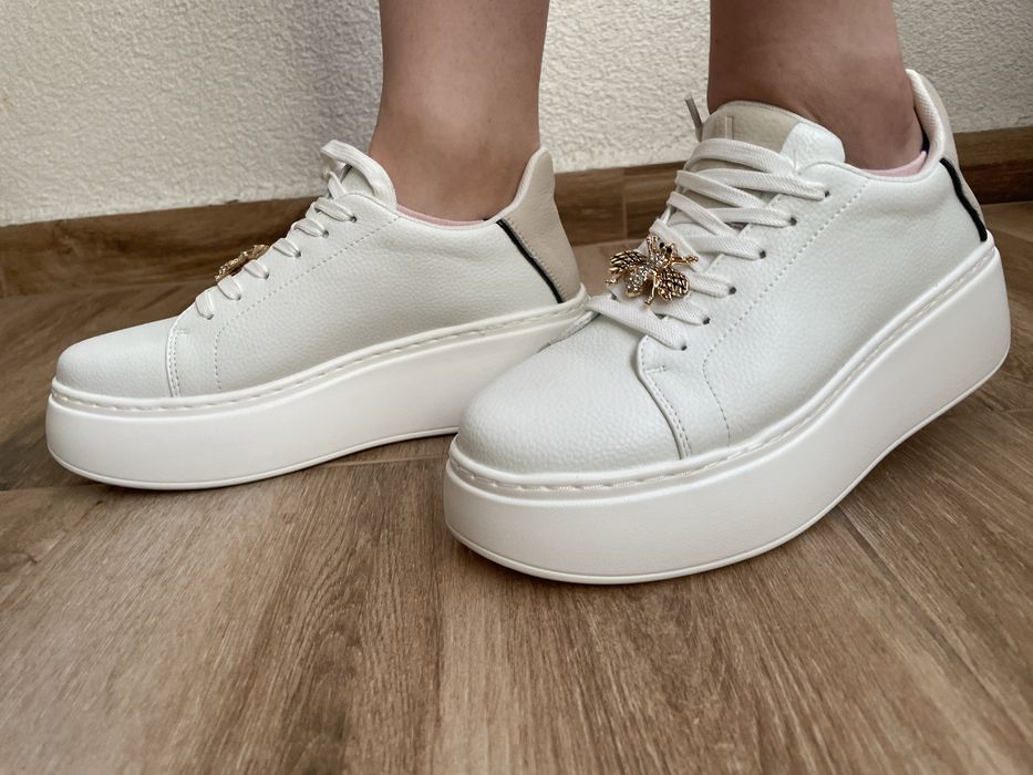 Елегантни кецове чисто нови 100 лв ест. Кожа