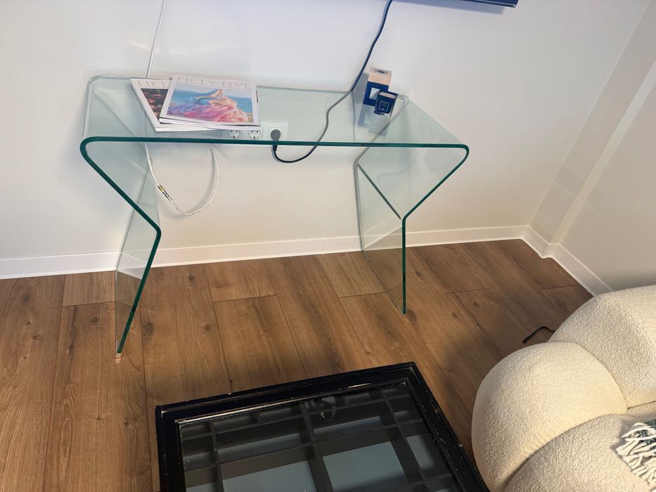 Стъклена конзола