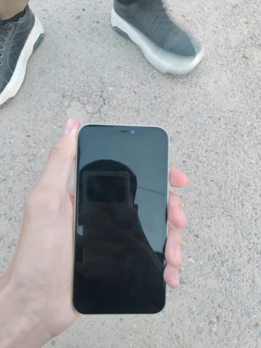 Xiaomi Mi 11 Ultra и iPhone 11 белый