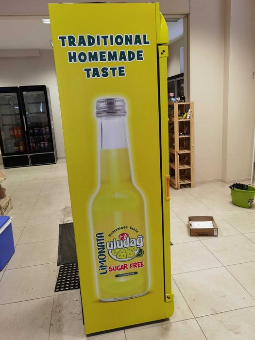 Вертикална хладилна витрина. Като нова.