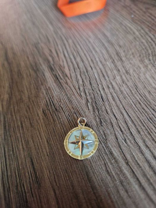 Стилен Медальон “Компас” – Подаръчна Кутия от Fineline Jewellery
