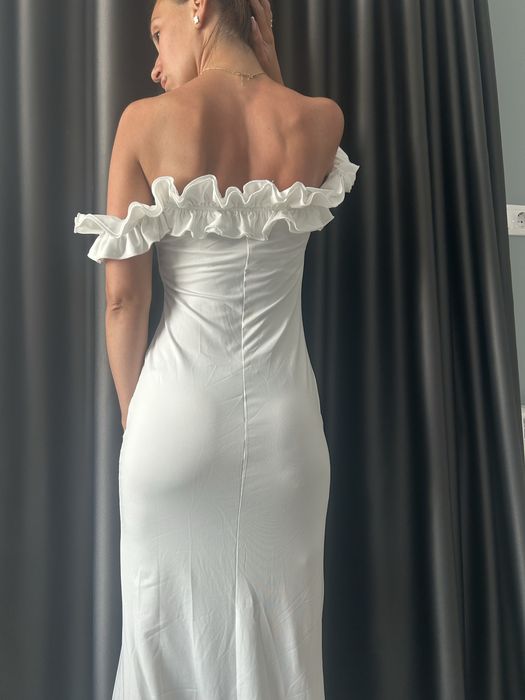 Дълга бяла рокля