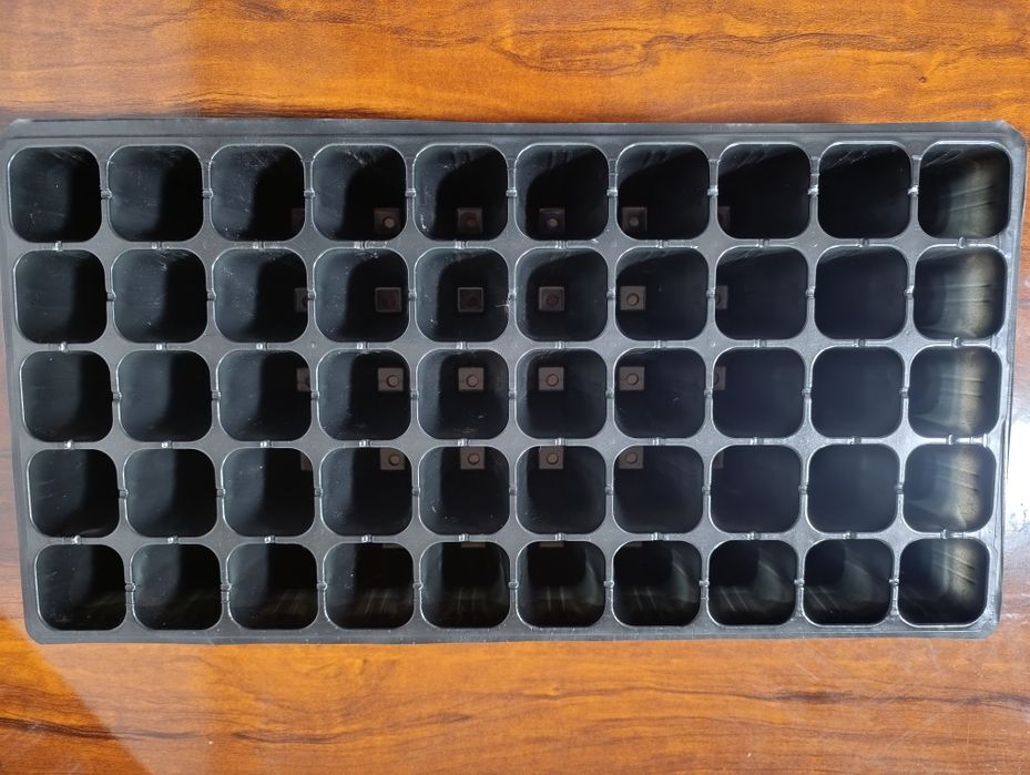 Koʻchatlar uchun kasetalar.