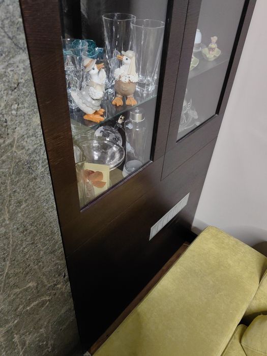 Висок шкаф с витрина и микровълнова