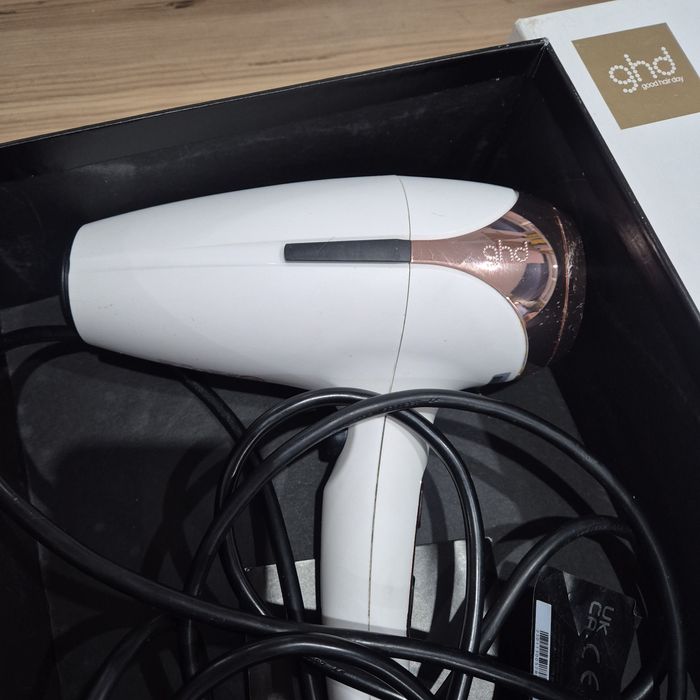 Продавам професионален сешоар ghd