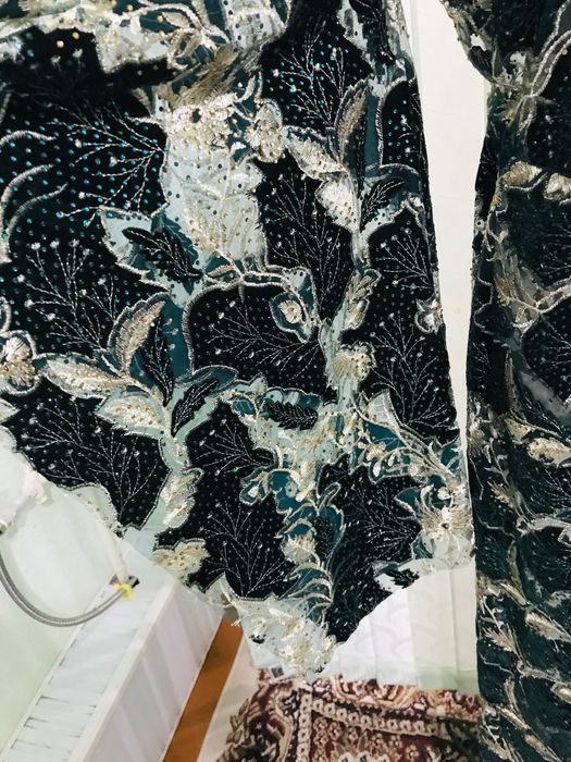 Abaya, абая . Халат, накидка, тўй боп , жуда бой. Вечерняя накитка