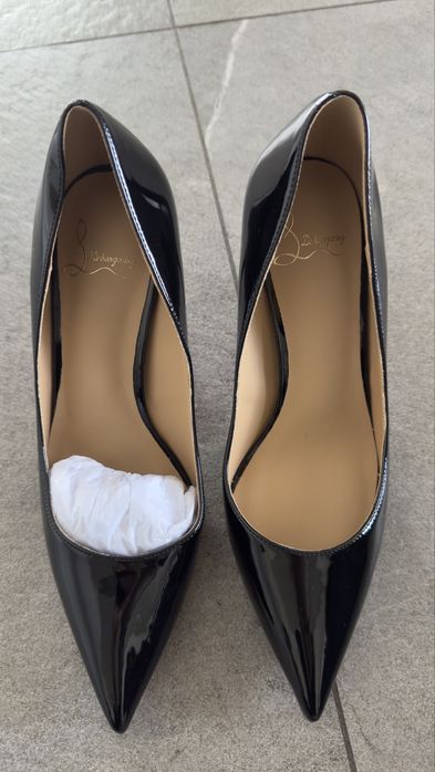 Черни лачени токчета