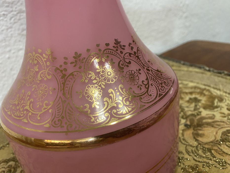 Италианска  розова ваза от разтопено стъкло и орнаменти от злато