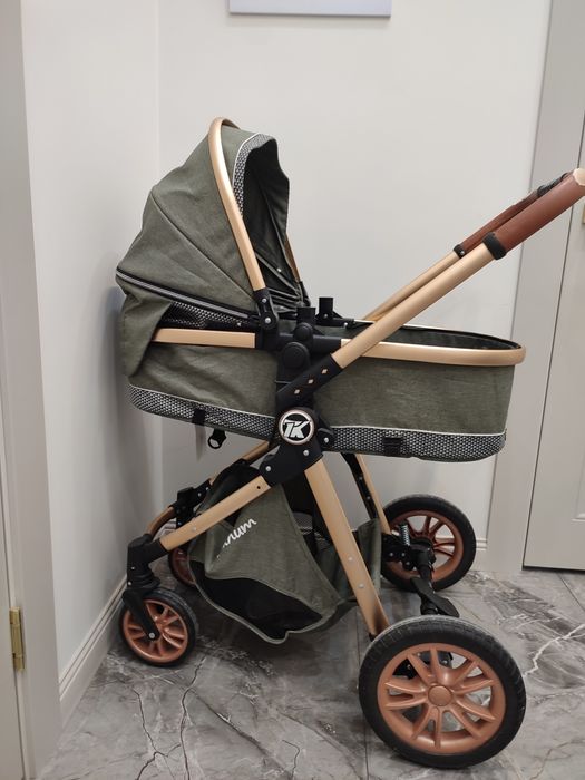 Коляска зелёного цвета