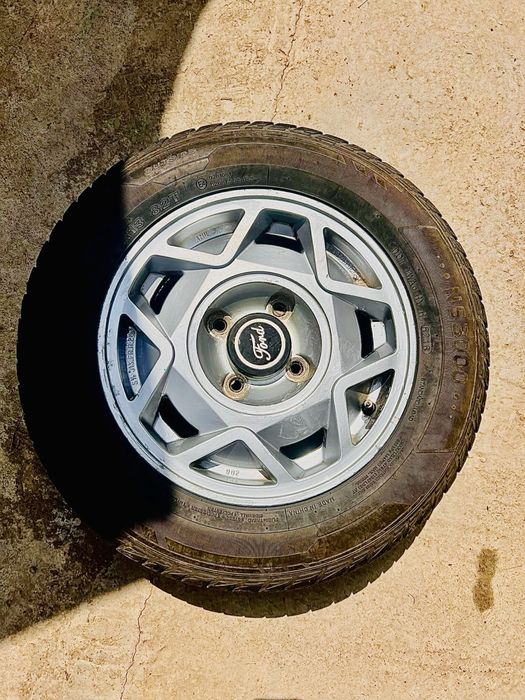 Vând 4 roți cu jantă R13 Ford