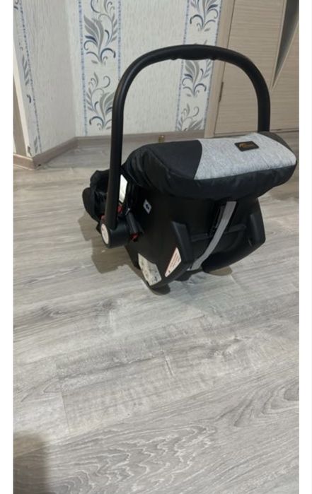 Продам универсальную коляску 3 в 1