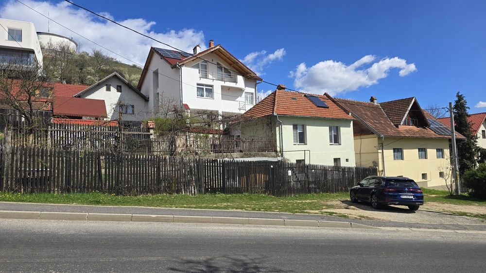 Vând casa singur in curte pozitie centrala / însorită