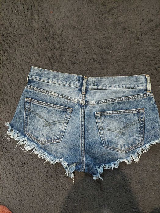 Pantalonii scurți jeans