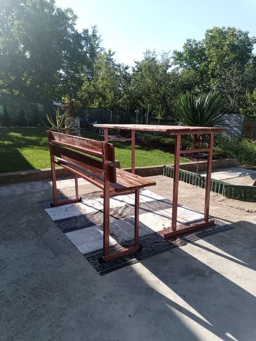 Градинска пейка с маса