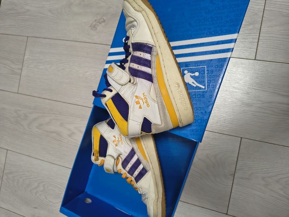 Vând adidași adidas