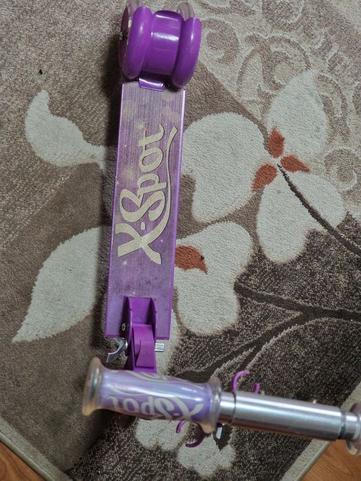 Vând trotineta pentru fetițe