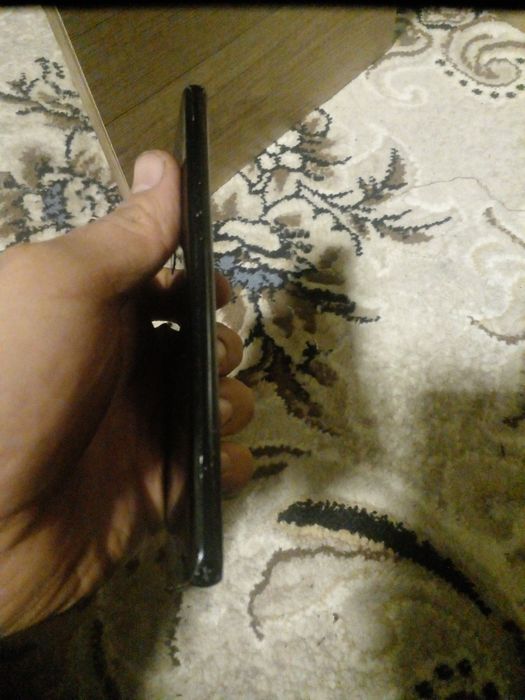samsung s9+  yaxshi turibdi ozgina qirilgan joylari bor.
