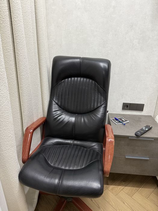 Стул кожанный в хорошем состояние