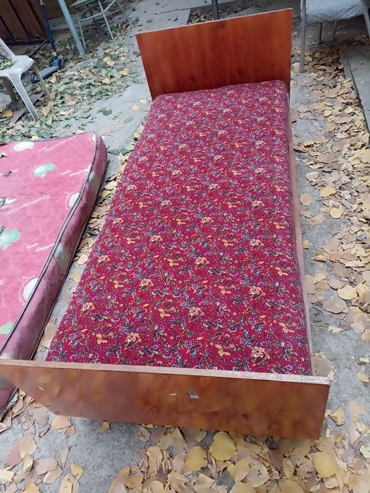 Односпальная кровать б/у.