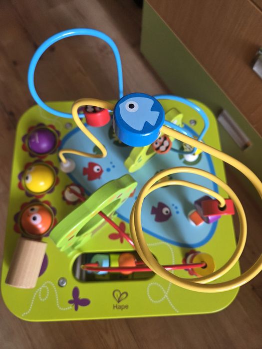 Дървен дидактически куб с активности Hape