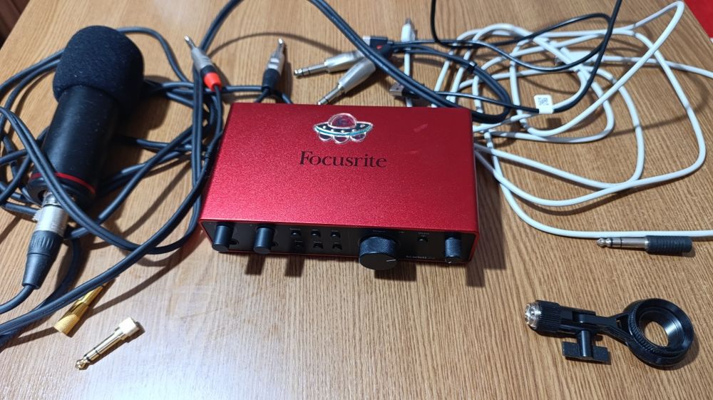 Focusrite Scarlett 2i2 Studio 4th Gen + Microfon + Căsti -  Ca Nou