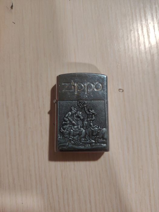 Зажигалка Бензиновая Zippo 2013 года с рыцарема