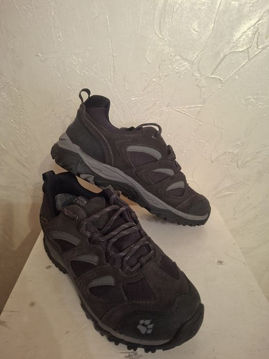 Продам треккинговые крассовки