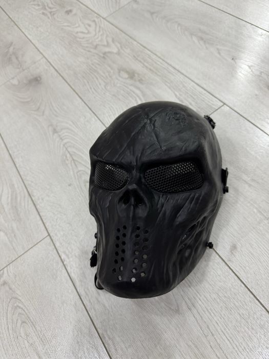 Защитная маска черная