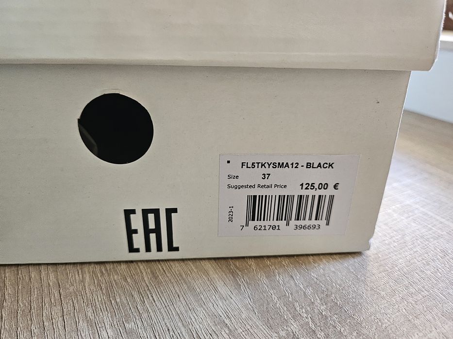 Guess оригинални сникърси/маратонки