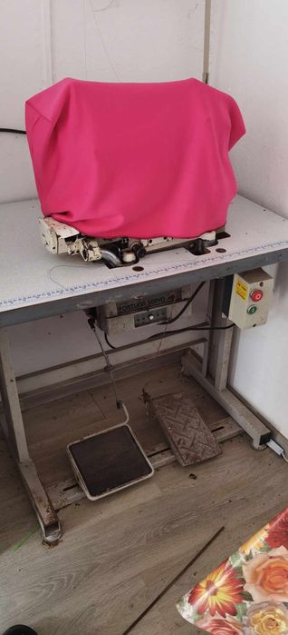 Mașină de cusut triplock și uberdeck