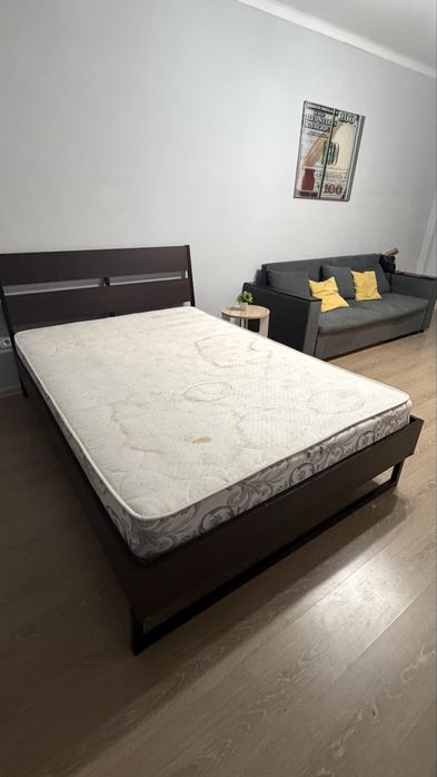 Кровать с матрасом и ковер продам