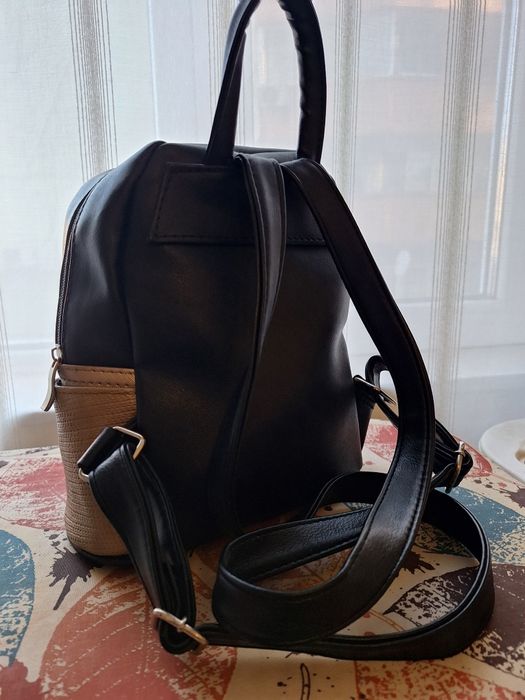 Много удобна дамска раница,среден размер,цвят черен и златист,като нов