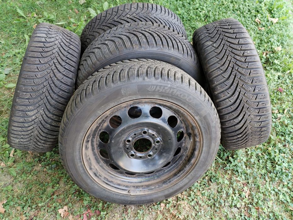 Roți de mașină  echipate cu cauciucuri de iarnă