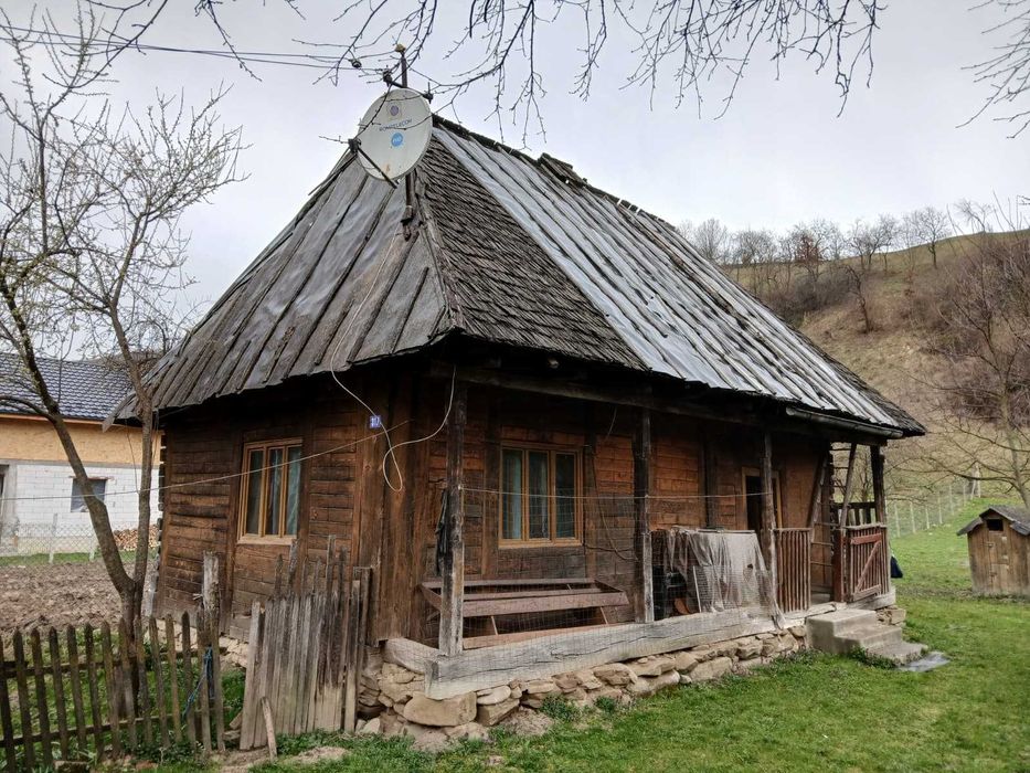 Casa taraneasca din lemn, pentru relocare