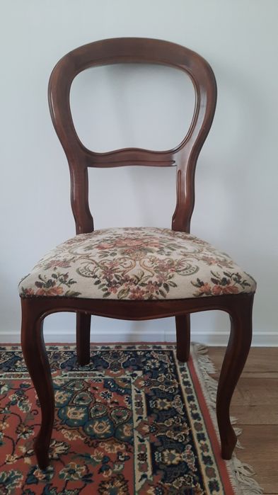 Vând masa plus 4 scaune lemn masiv.