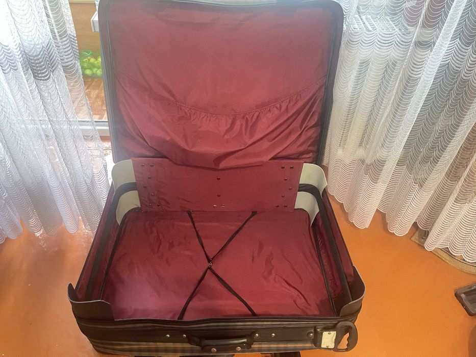 Чемодан на роликовых колесиках