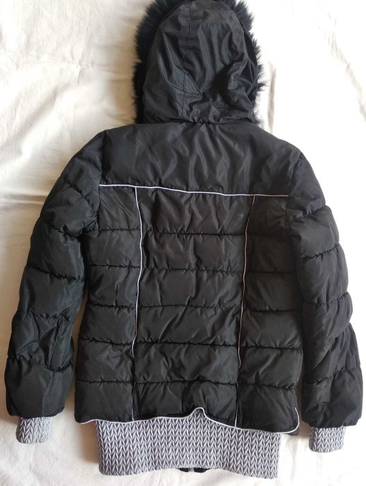 Зимняя куртка-пуховик с капюшоном