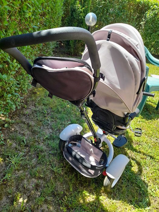 Триколка със сенник и въртяща се седалка има и легнало положение