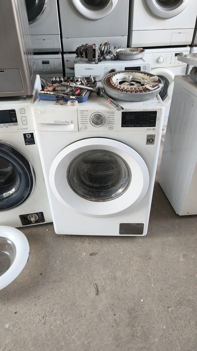 Стиральная машина в хорошем состоянии есть гарантия