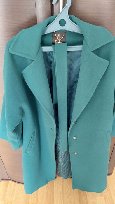 Пальто изумрудного цвета